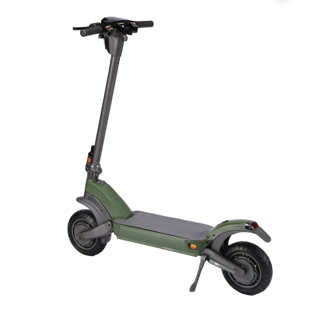 Zielona i szara hulajnoga elektryczna na białym tle. Ma długi drążek z kierownicą i platformę na stopy.