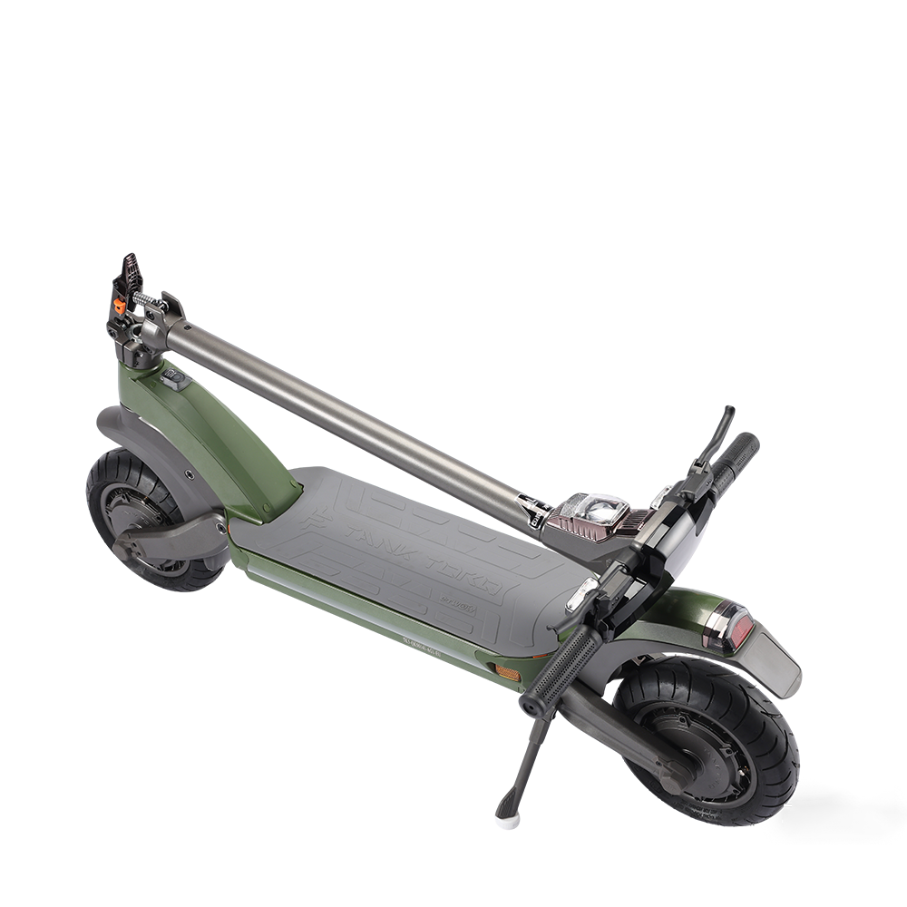 Widok z góry na zielono-szarą hulajnogę elektryczną. Ma czarną kierownicę i opony. Hulajnoga jest na białym tle.