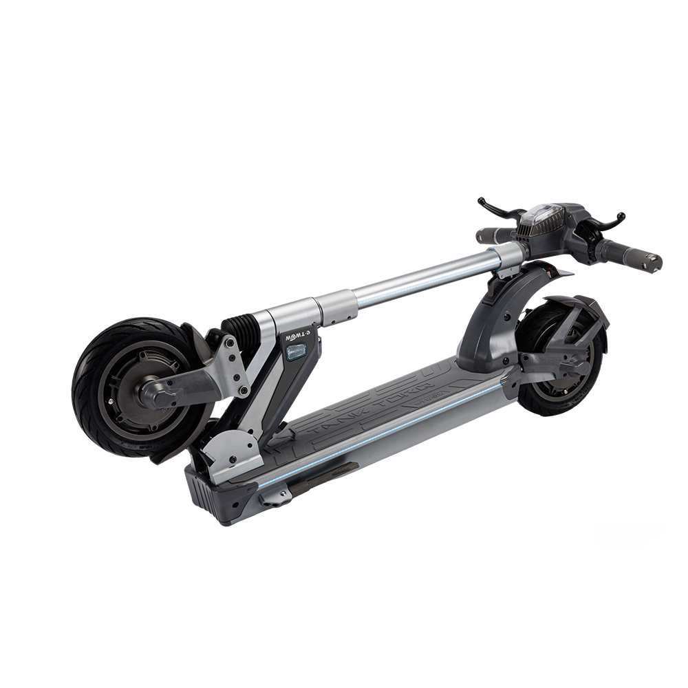 Hulajnoga elektryczna na białym tle. To srebrno-czarna hulajnoga z dwoma kołami i kierownicą.