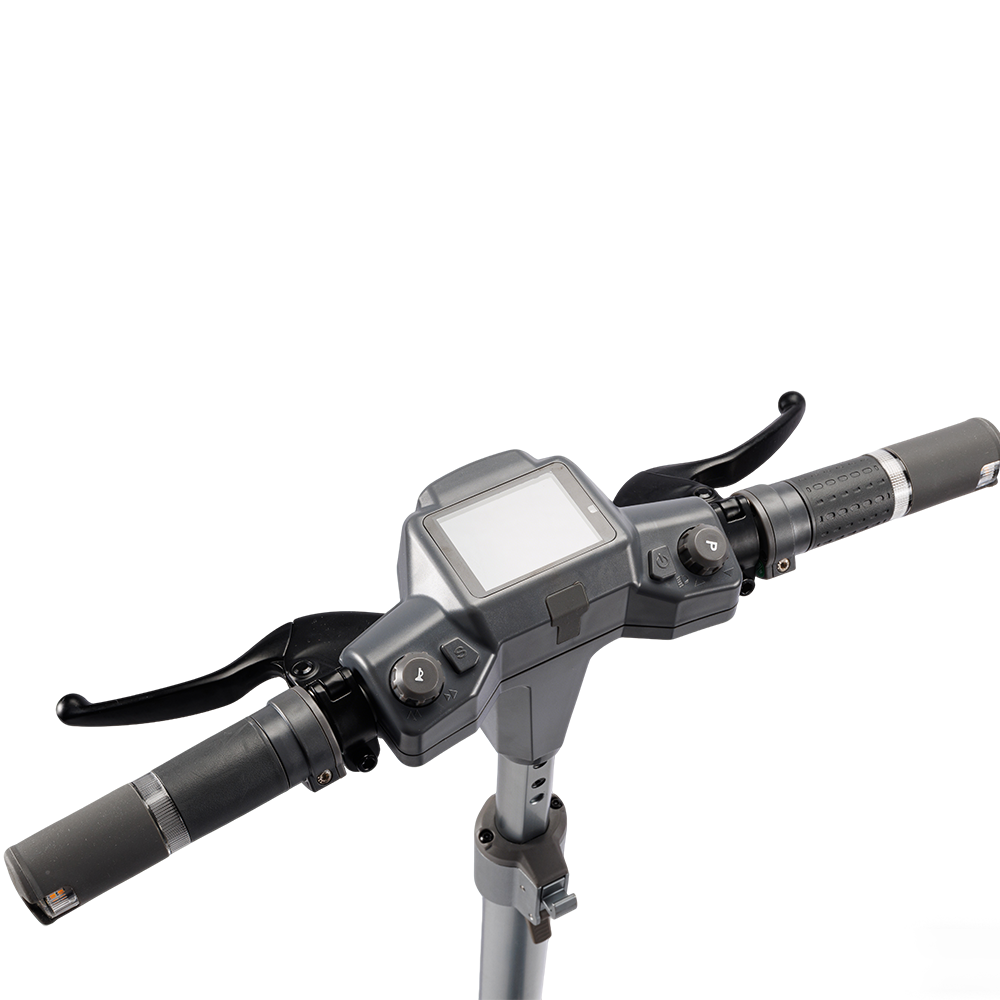 Zbliżenie kierownicy hulajnogi elektrycznej. Posiada wyświetlacz, dźwignie i uchwyty. Dominują kolory szary i czarny.