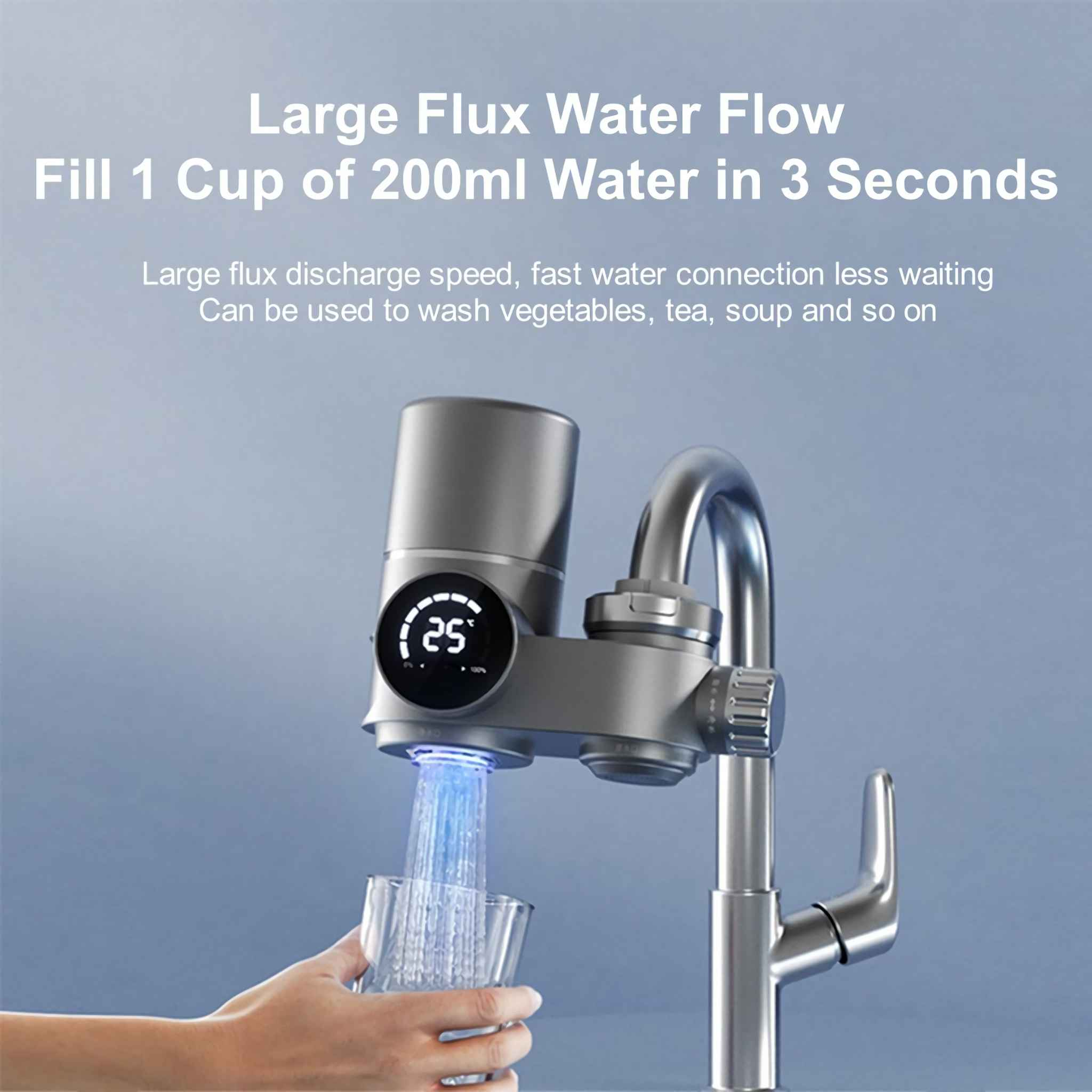 Ein Wasserhahn, der Wasser in ein Glas abgibt, das von einer Hand gehalten wird. Ein digitales Display zeigt eine Zahl.