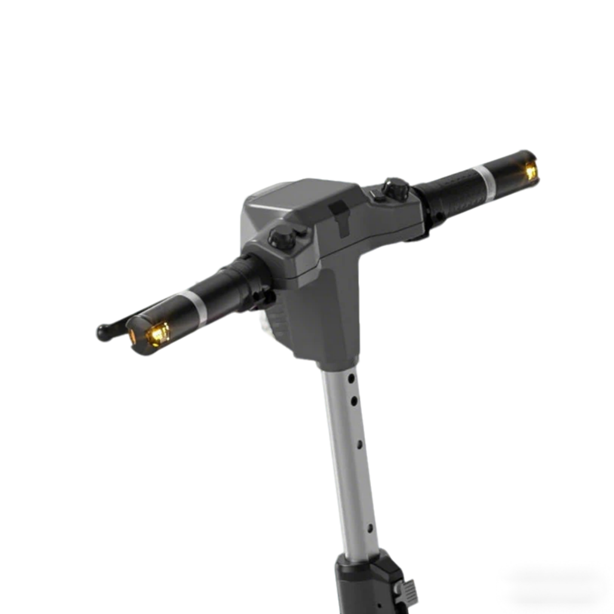 Zbliżenie kierownicy hulajnogi elektrycznej. Ma światła i elementy sterujące. Kierownica jest ciemnoszara ze srebrnymi akcentami, tło białe.