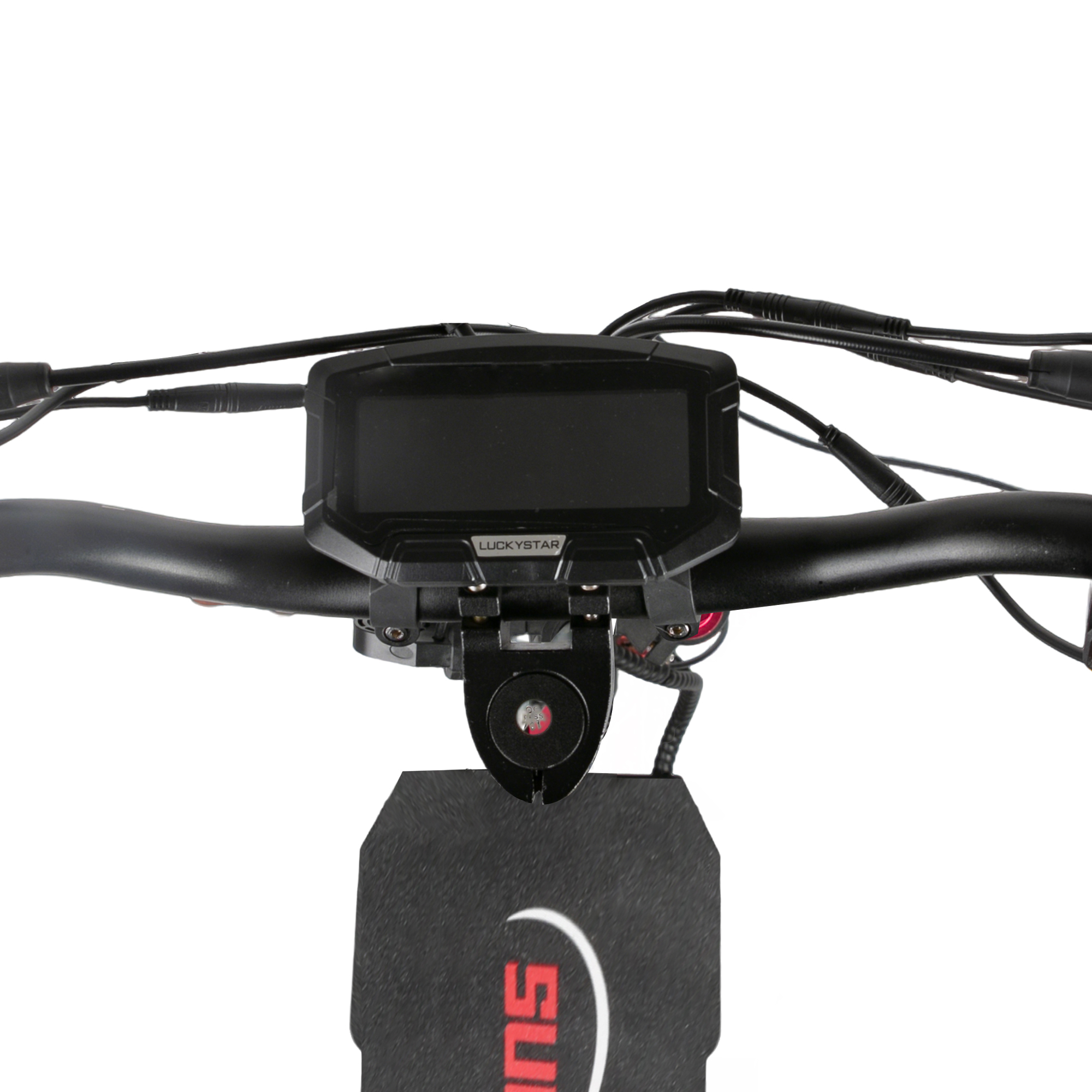 Zbliżenie czarnej kierownicy skutera elektrycznego. Ma wyświetlacz z napisem LUCKYSTAR i podest na stopy.