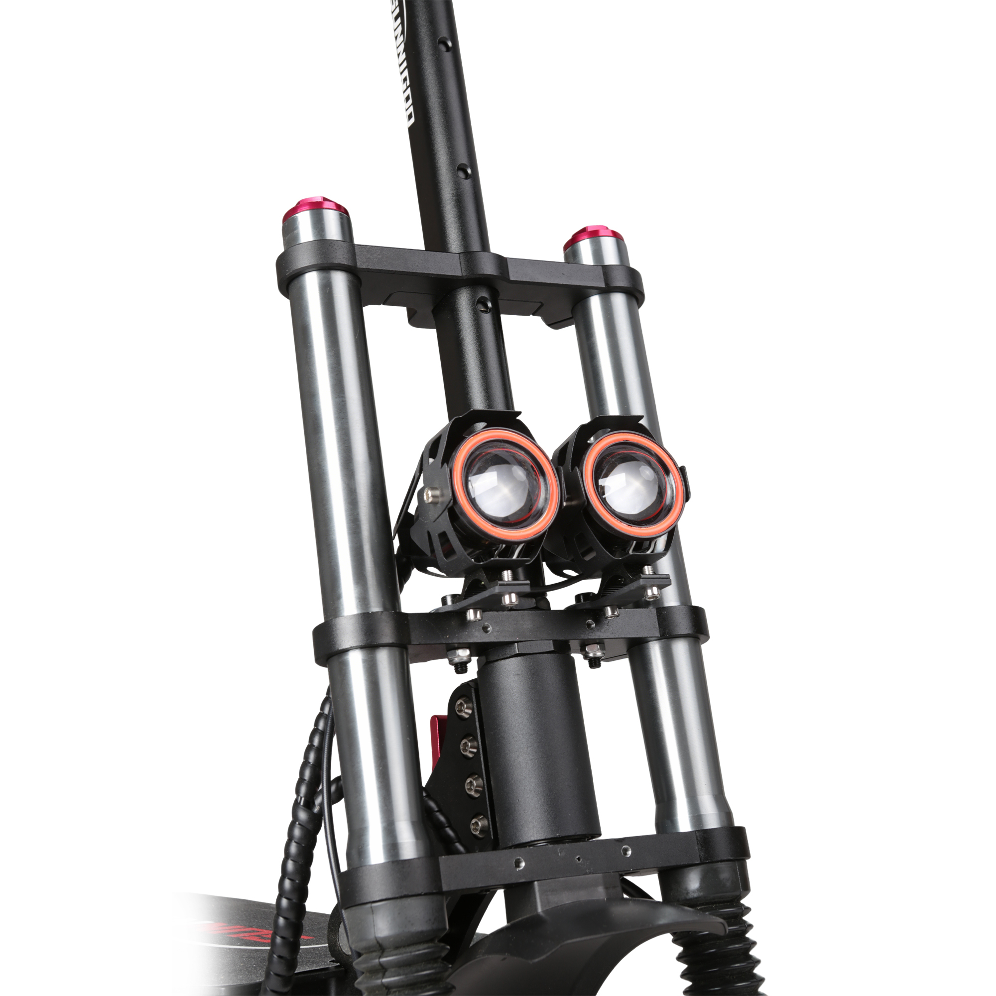 Zbliżenie przodu hulajnogi elektrycznej. Srebrne zawieszenie, dwa światła z pomarańczowymi pierścieniami i czerwonymi nakładkami. Czarne i szare detale.