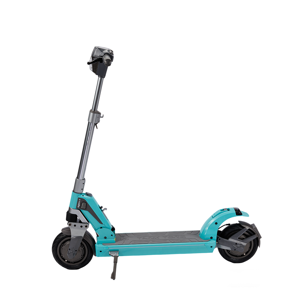 Turkusowa hulajnoga elektryczna na białym tle. Ma metalową kierownicę i czarne koła.