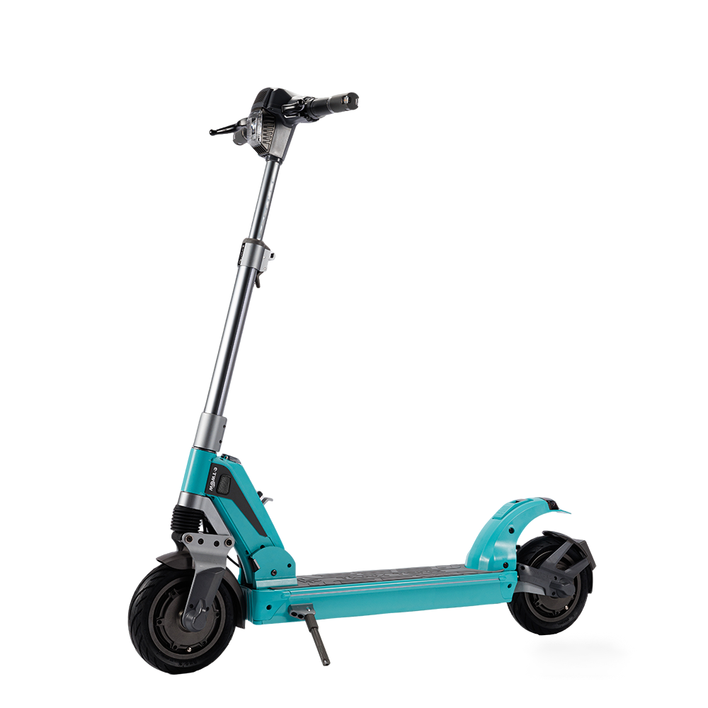 Turkusowa hulajnoga elektryczna. Ma czarne koła, srebrną kierownicę i czarną kierownicę. Tło jest białe.