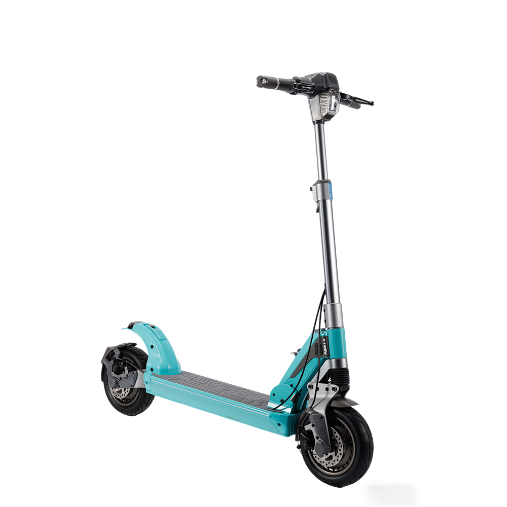 Turkusowa hulajnoga elektryczna. Ma czarne opony i kierownicę. Tło jest białe.