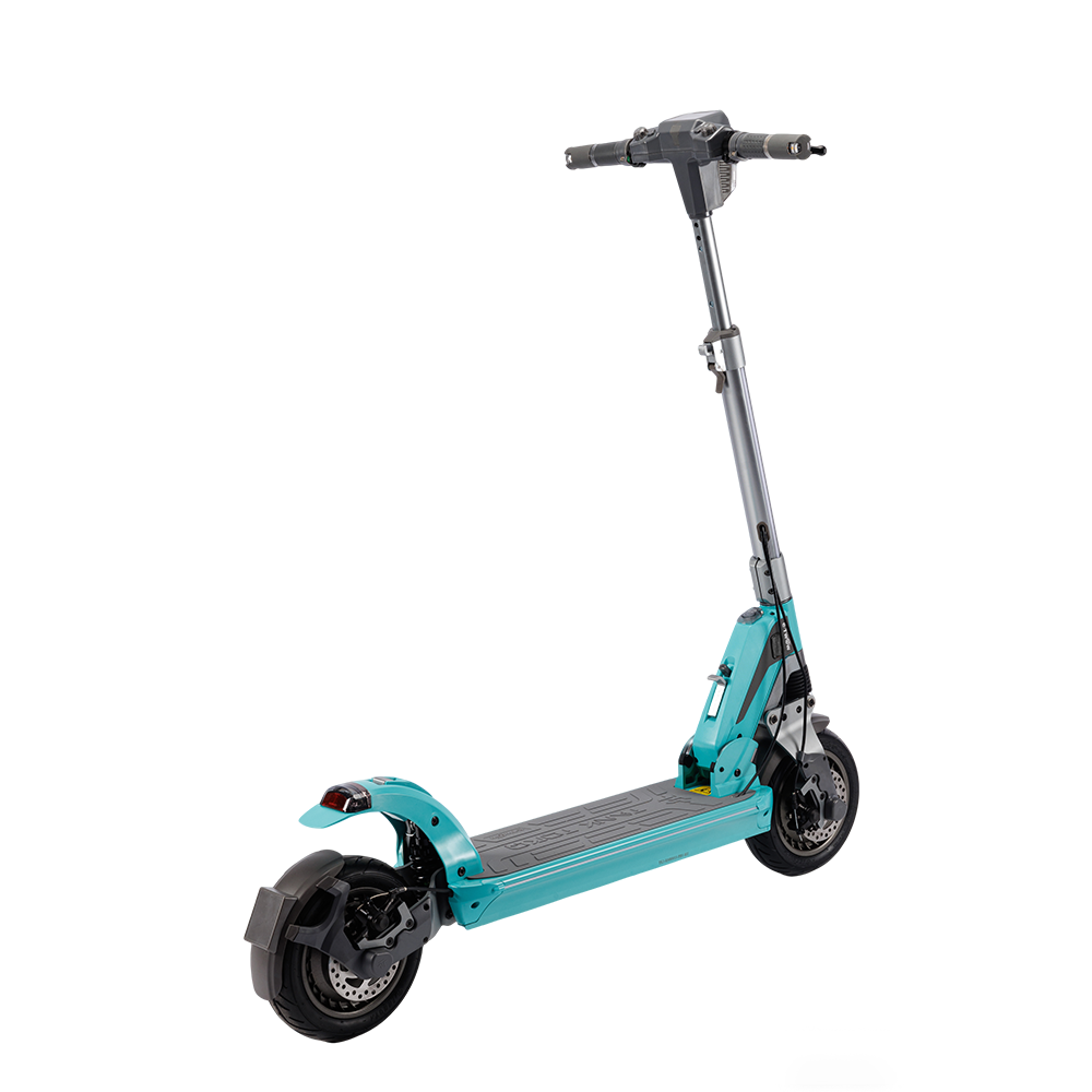 Turkusowa hulajnoga elektryczna. Ma czarny podest i koła. Kierownica jest szara. Tło jest białe.