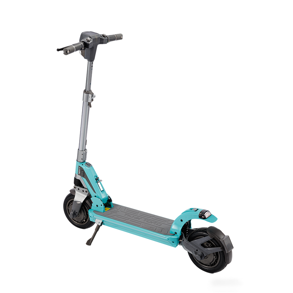 Hulajnoga elektryczna, turkusowa i szara, na białym tle. Ma kierownicę, platformę, dwa koła i podpórkę.