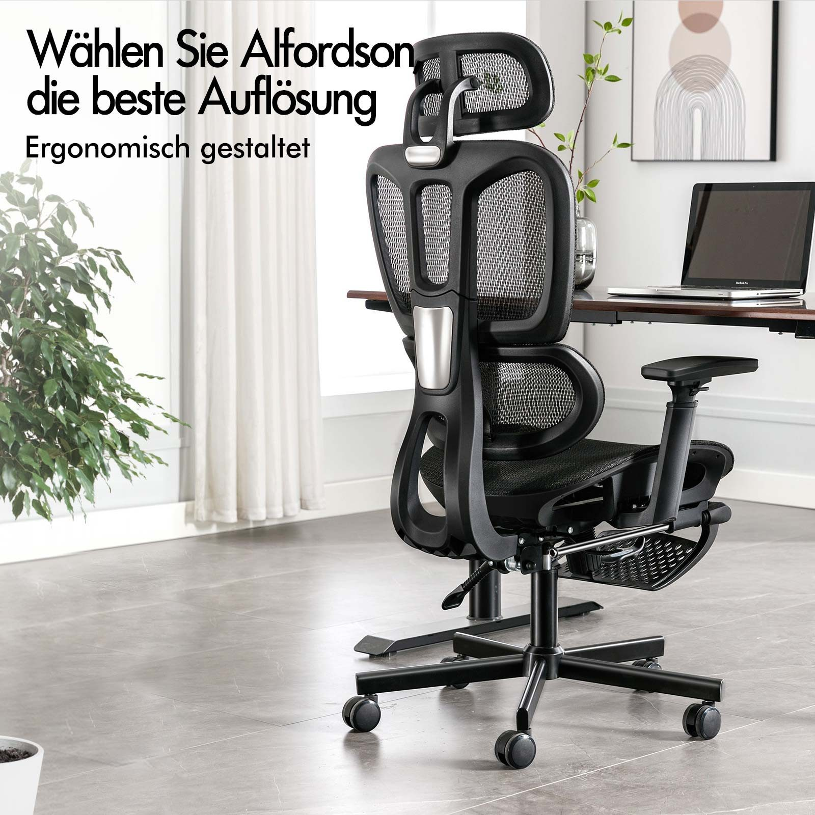 Schwarzer ergonomischer Bürostuhl mit Netzrücken und Kopfstütze, in der Nähe eines Fensters und eines Schreibtisches mit Laptop.