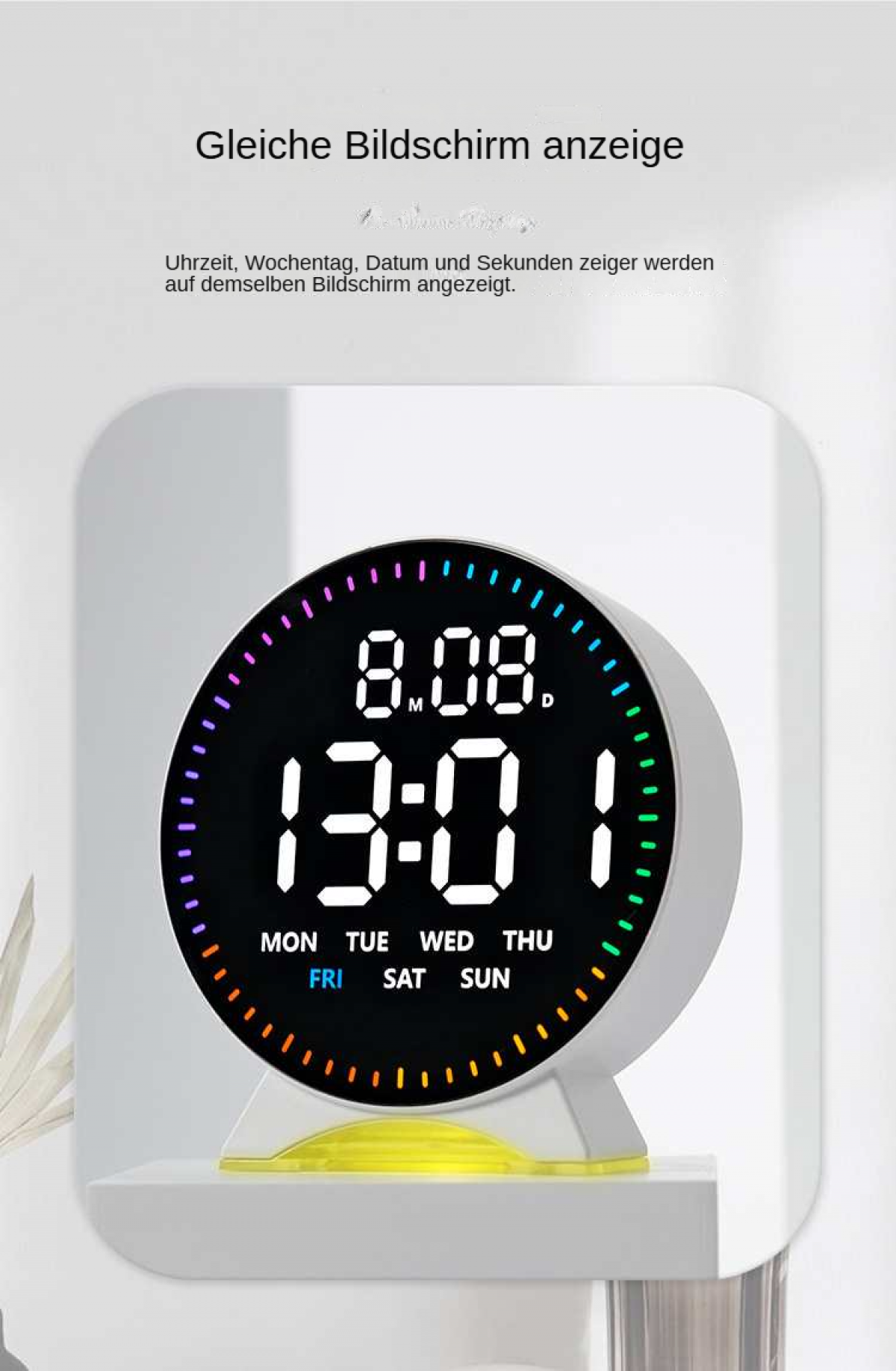 Eine Digitaluhr zeigt 8:08 und 13:01 an. Wochentage stehen darunter. Die Uhr steht auf einem weißen Sockel.