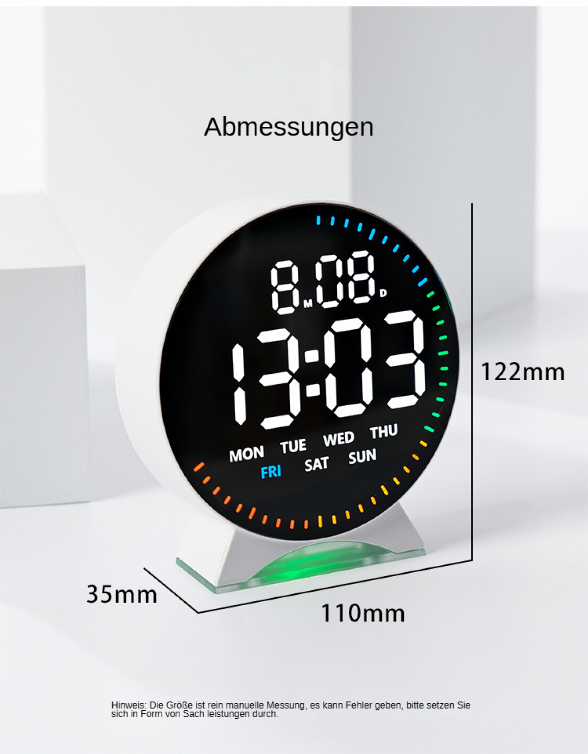 Eine weiße Digitaluhr zeigt Datum und Uhrzeit an. Abmessungen sind angegeben. Die Uhr hat ein schwarzes Display mit weißen Ziffern.