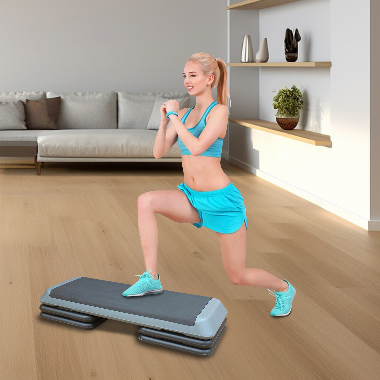 Eine Frau in blauer Sportkleidung macht einen Ausfallschritt auf einer Trittplattform. Hintergrund Couch, Regale und Holzboden.