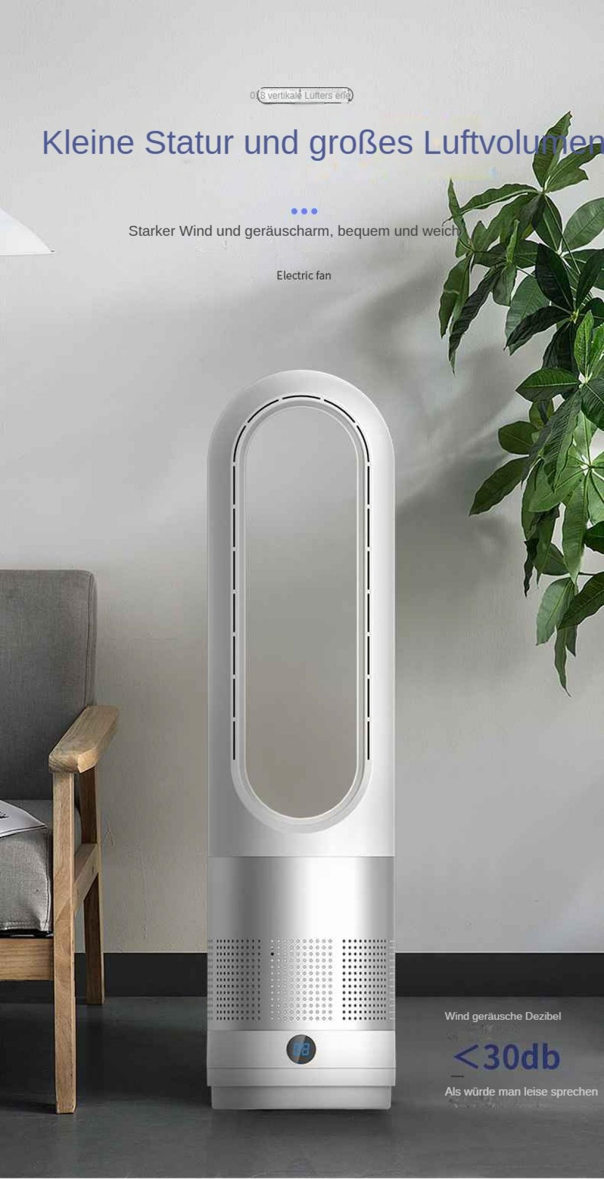 Ein weißer elektrischer Ventilator mit schlankem Design. Links ein Holzstuhl und rechts grüne Blätter.