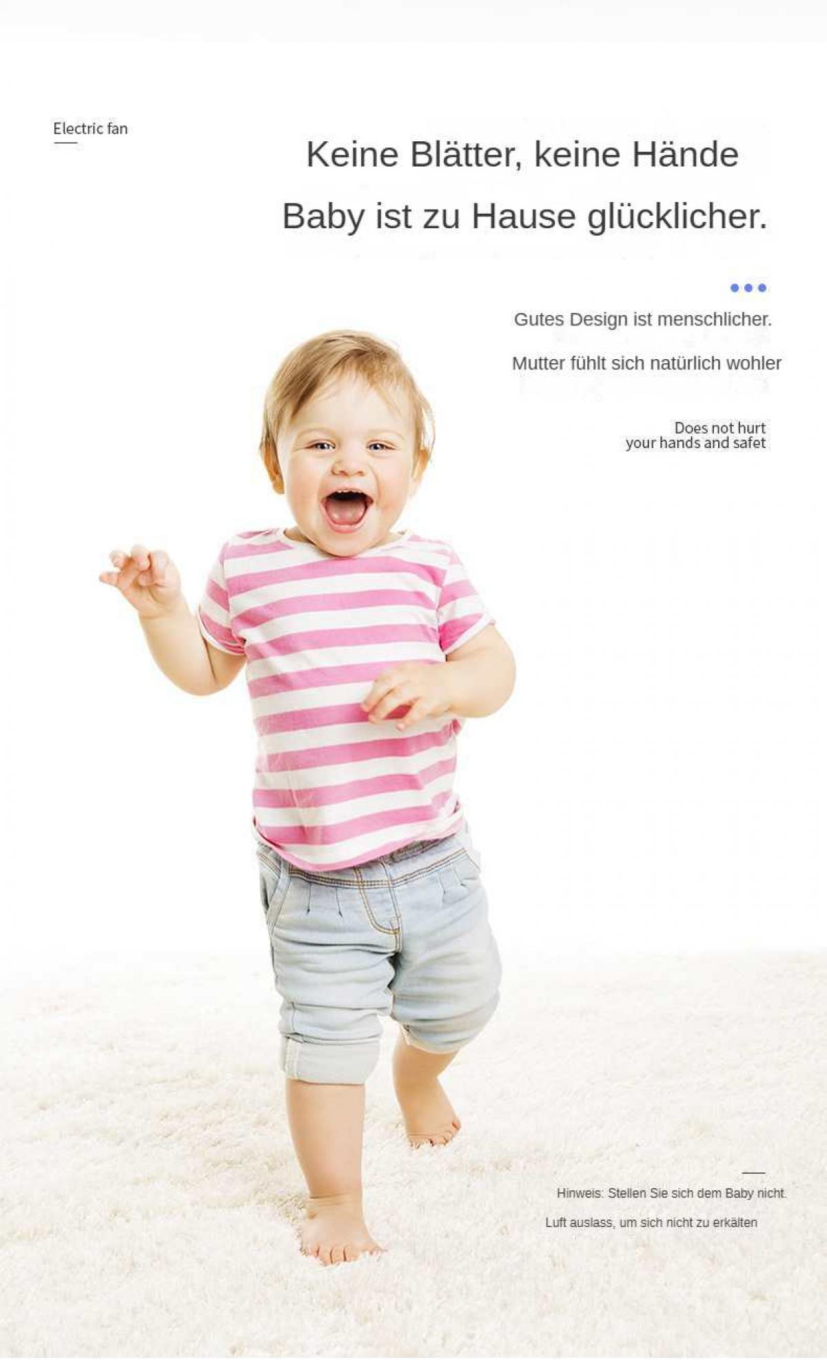 Ein Baby in einem rosa gestreiften Hemd und Jeans läuft und lacht auf einem weißen Teppich.