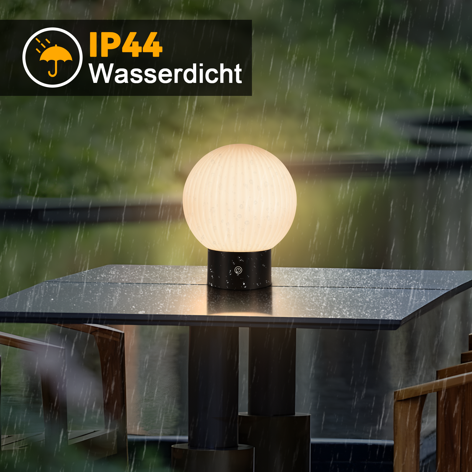 Świecąca, okrągła lampa na stole w deszczu. Lampa ma czarną podstawę, a obraz ma wodoodporną etykietę.