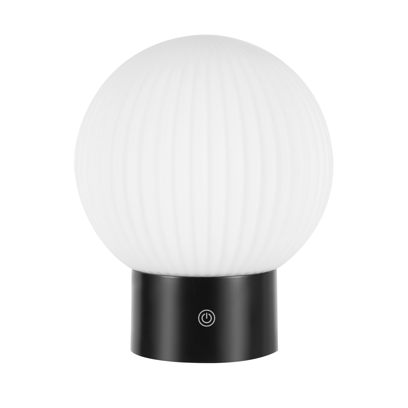 Biała, kulista lampa z pionowymi żłobieniami stoi na czarnej, cylindrycznej podstawie. Widoczny jest przycisk zasilania.