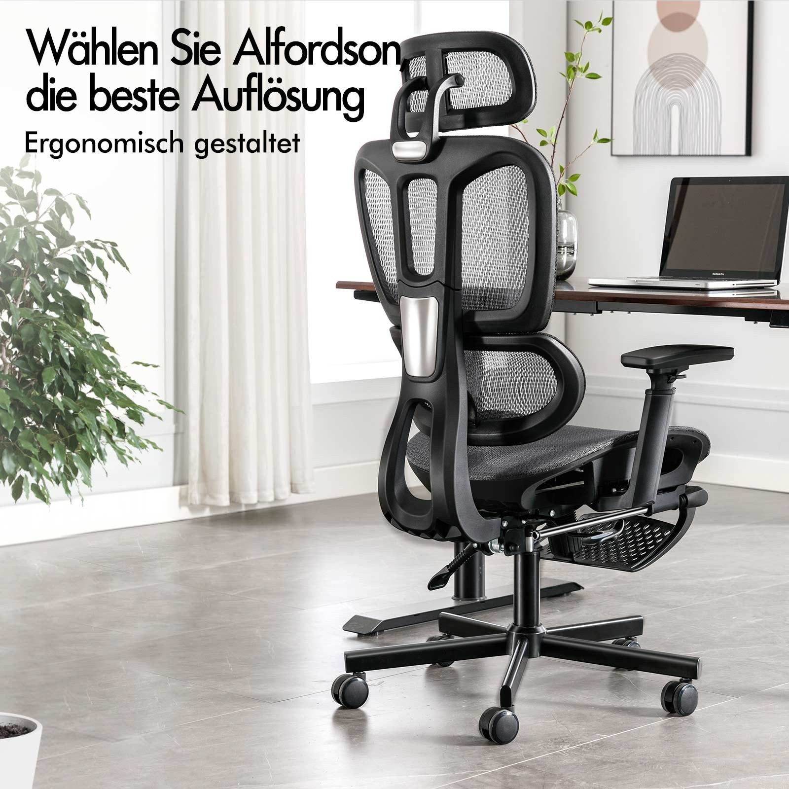 Schwarzer ergonomischer Bürostuhl. Ein Laptop steht auf einem Holzschreibtisch. Eine Pflanze und ein Fenster sind im Hintergrund.