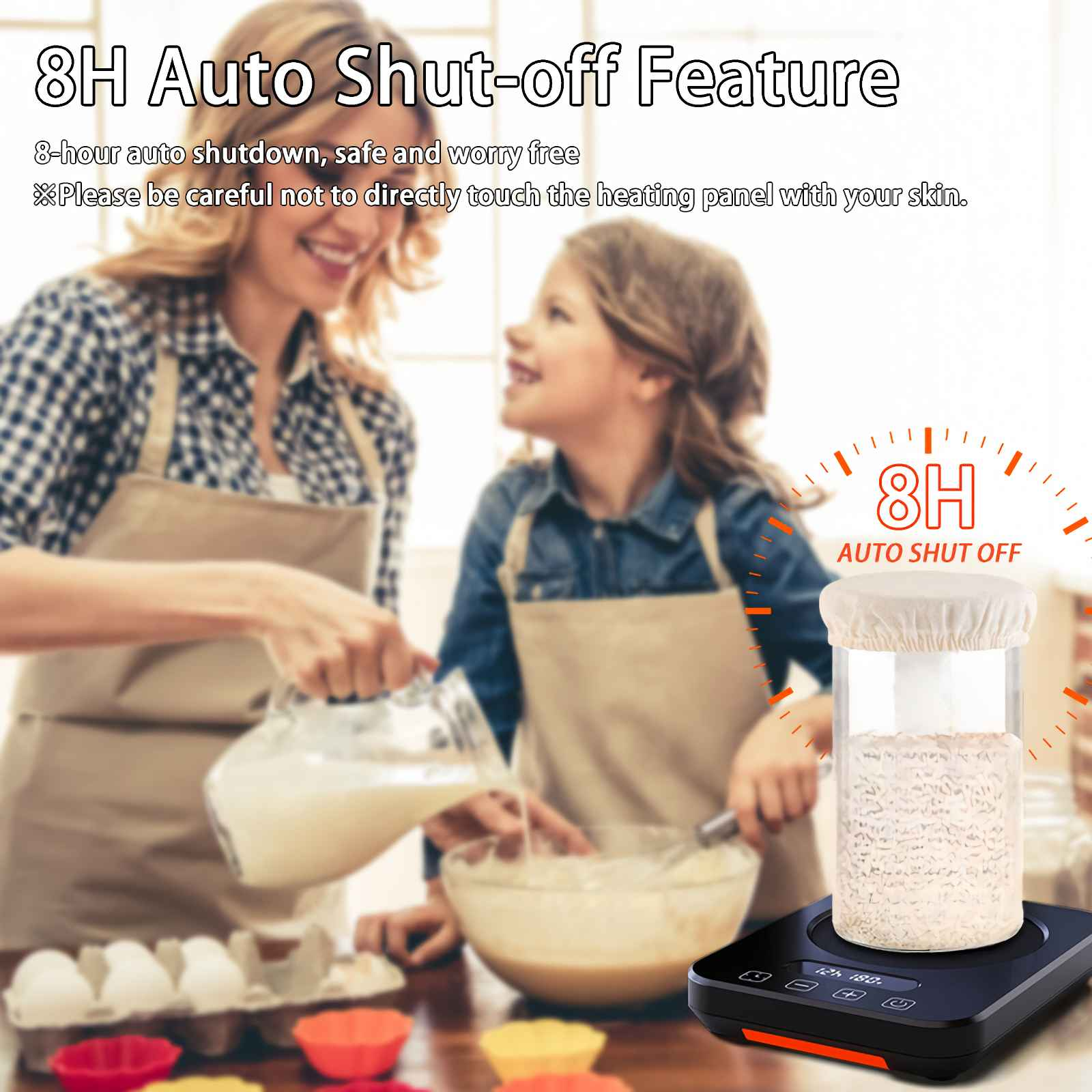 Eine Frau und ein Kind kochen. Ein Glas mit weißem Deckel steht auf einem schwarzen Wärmer. Text sagt 8H Auto Shut Off.