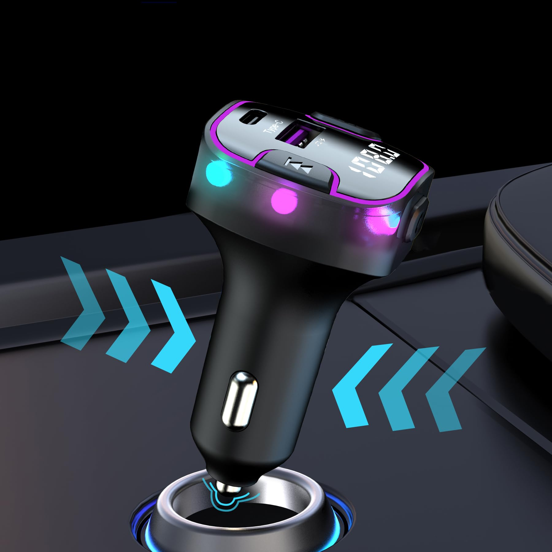Schwarzes Autoladegerät mit Digitalanzeige. Pfeile zeigen auf die Stromversorgung. Blaue und violette Lichter um das Gerät. Dunkler Hintergrund.