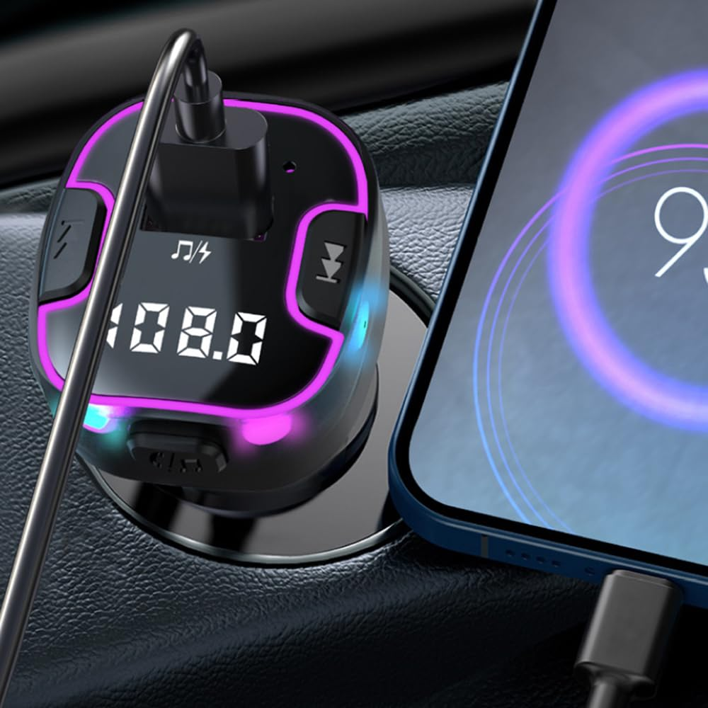 Ein Auto-FM-Transmitter mit digitaler Anzeige 108.0, neben einem Telefon mit 93 % Ladung. Schwarz und Blau.