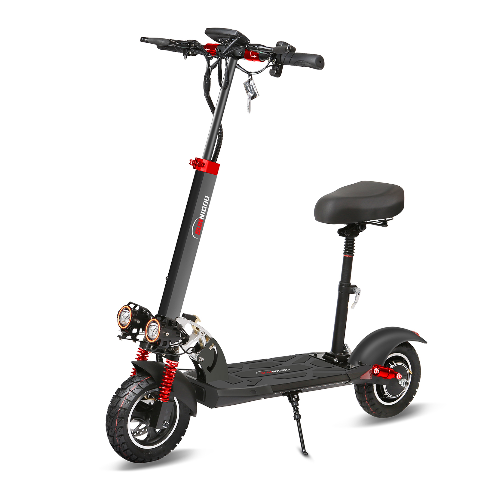 Czarna hulajnoga elektryczna z czerwonymi akcentami. Ma siedzenie, światła i podpórkę, wszystko na białym tle.