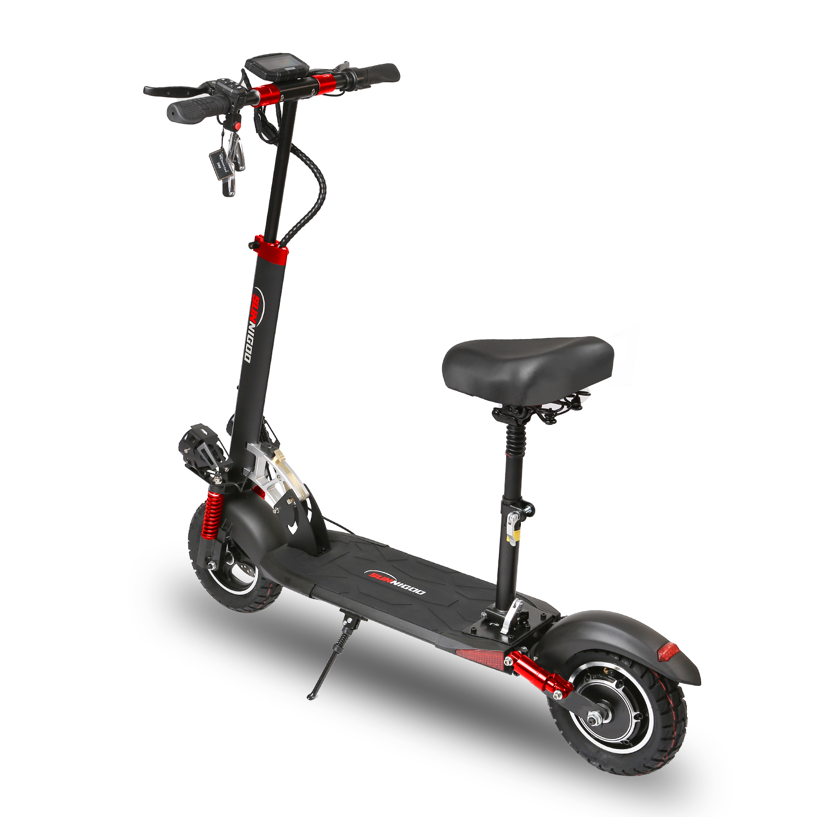 Czarna hulajnoga elektryczna z czerwonymi akcentami i siedzeniem. Posiada wyświetlacz, reflektory i podpórkę.