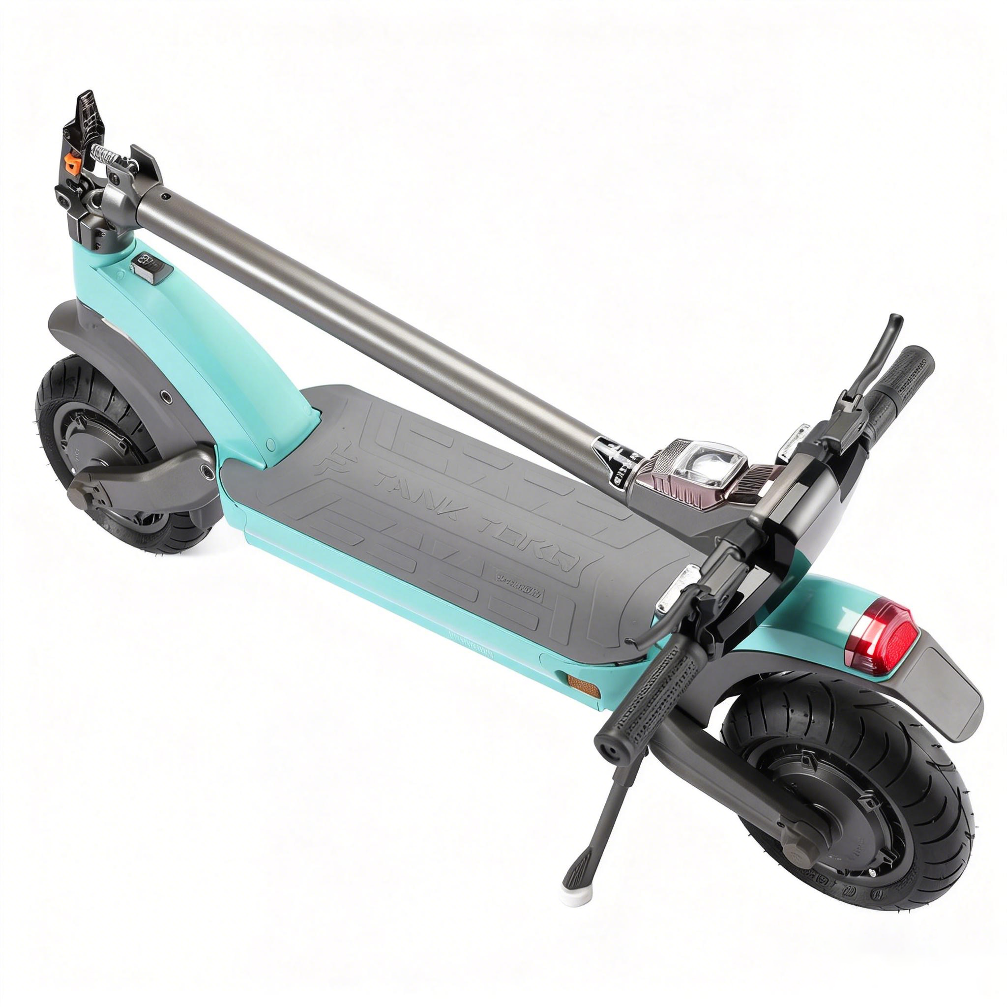 Hulajnoga elektryczna na białym tle. Jest turkusowa i szara. Kierownica jest czarna, opony są czarne.