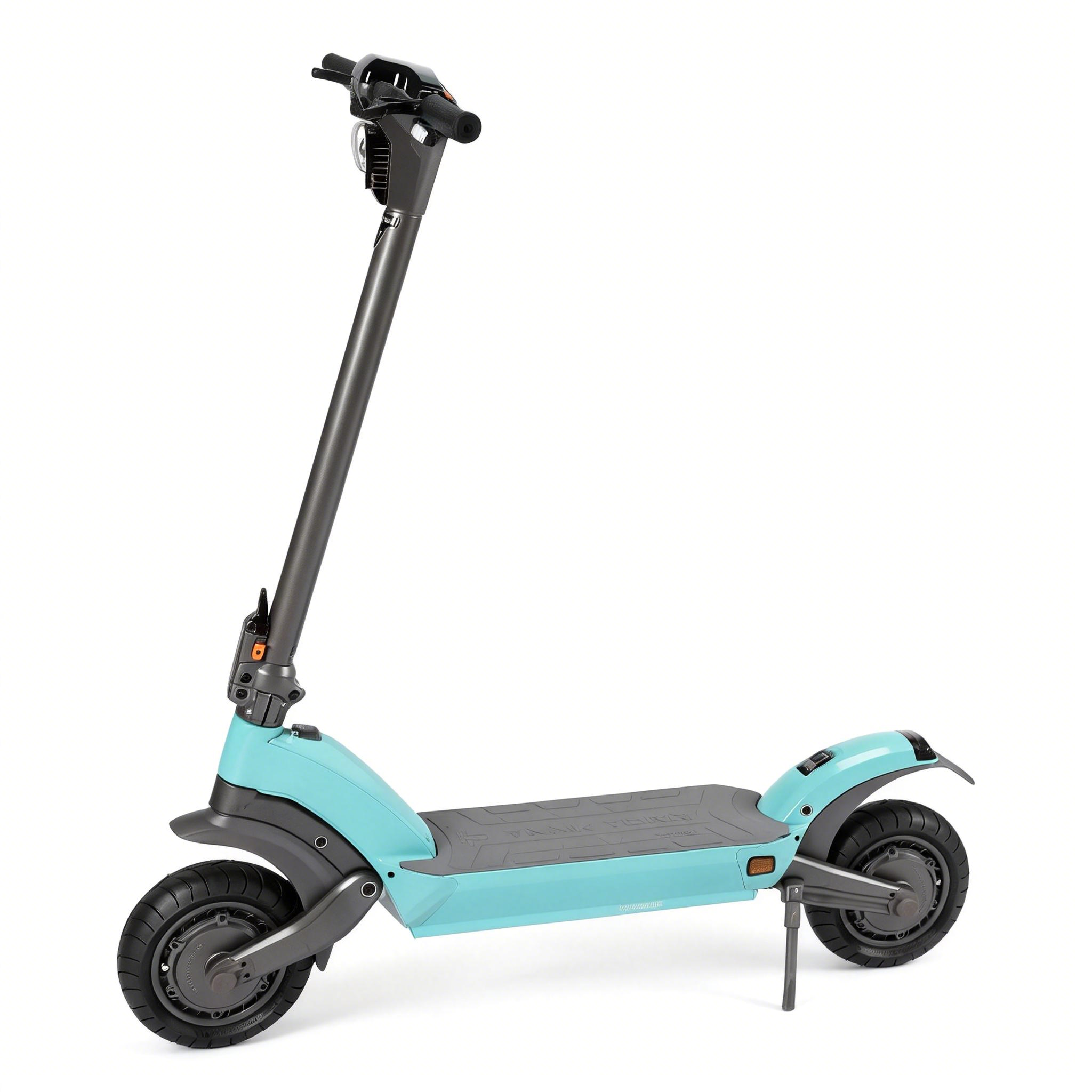 Elektryczna hulajnoga na białym tle. Jest turkusowa i szara. Hulajnoga jest lekko pochylona w lewo.