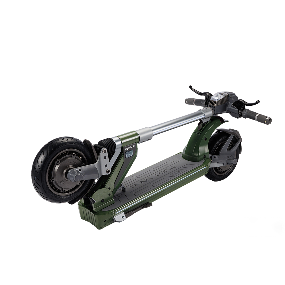 Oliwkowo-zielona hulajnoga elektryczna jest wyświetlana na białym tle. Hulajnoga ma czarne koła i kierownicę oraz szarą ramę.