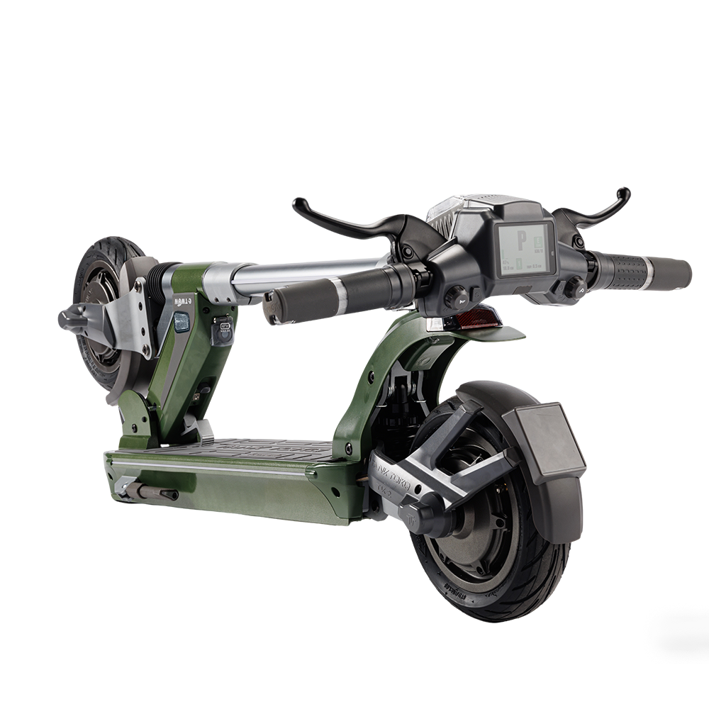 Hulajnoga elektryczna na białym tle. Zielona i czarna, z cyfrowym wyświetlaczem i kierownicą.