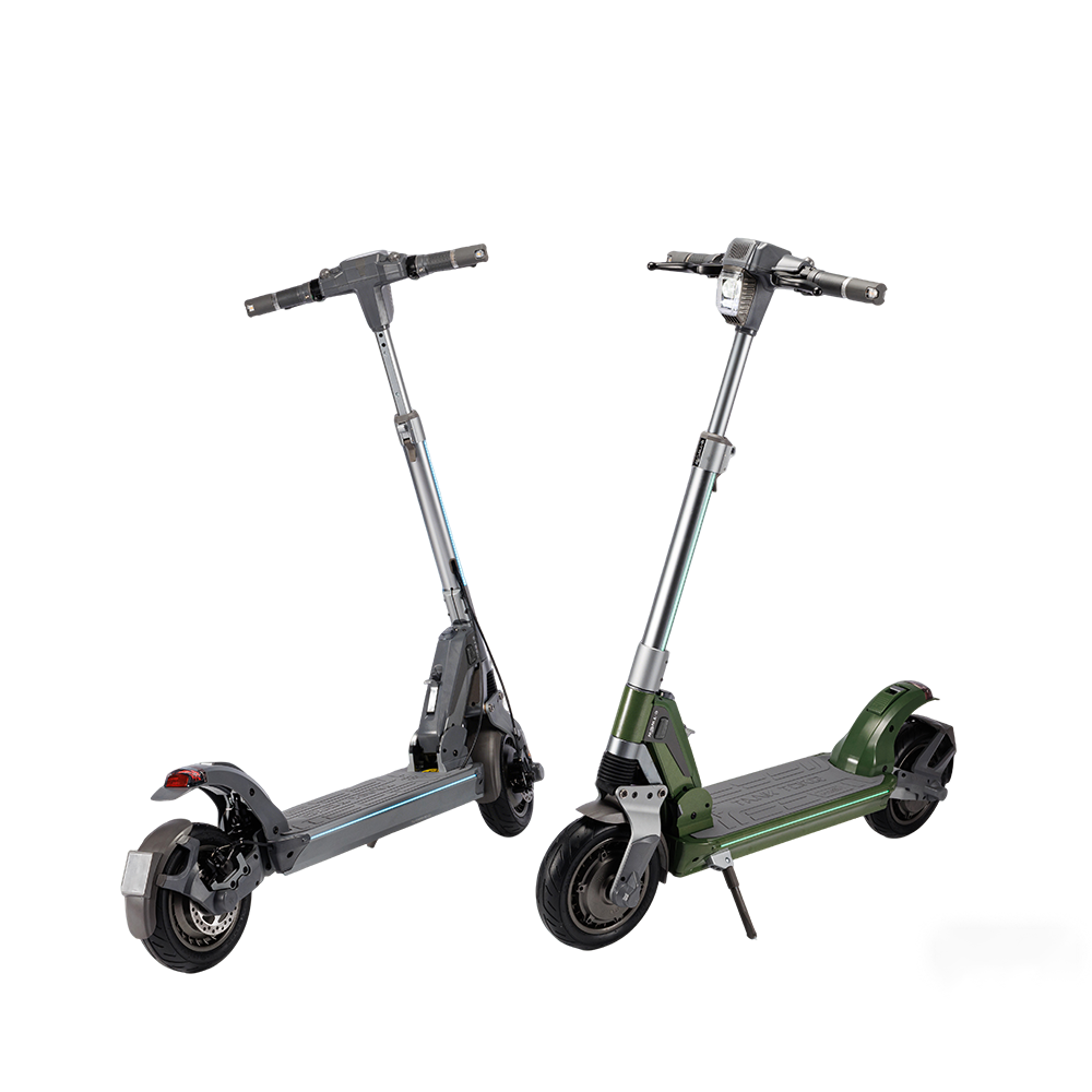 Dwie hulajnogi elektryczne na białym tle. Jedna jest szara, druga zielona. Obie mają kierownicę, podest i koła.