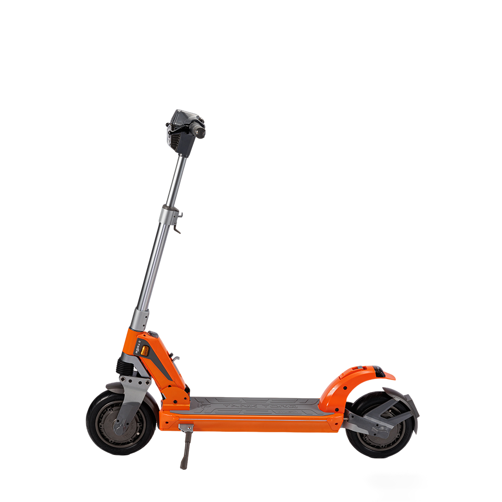 Pomarańczowa hulajnoga elektryczna na białym tle. Ma czarne koła, srebrną kierownicę i czarny podest.
