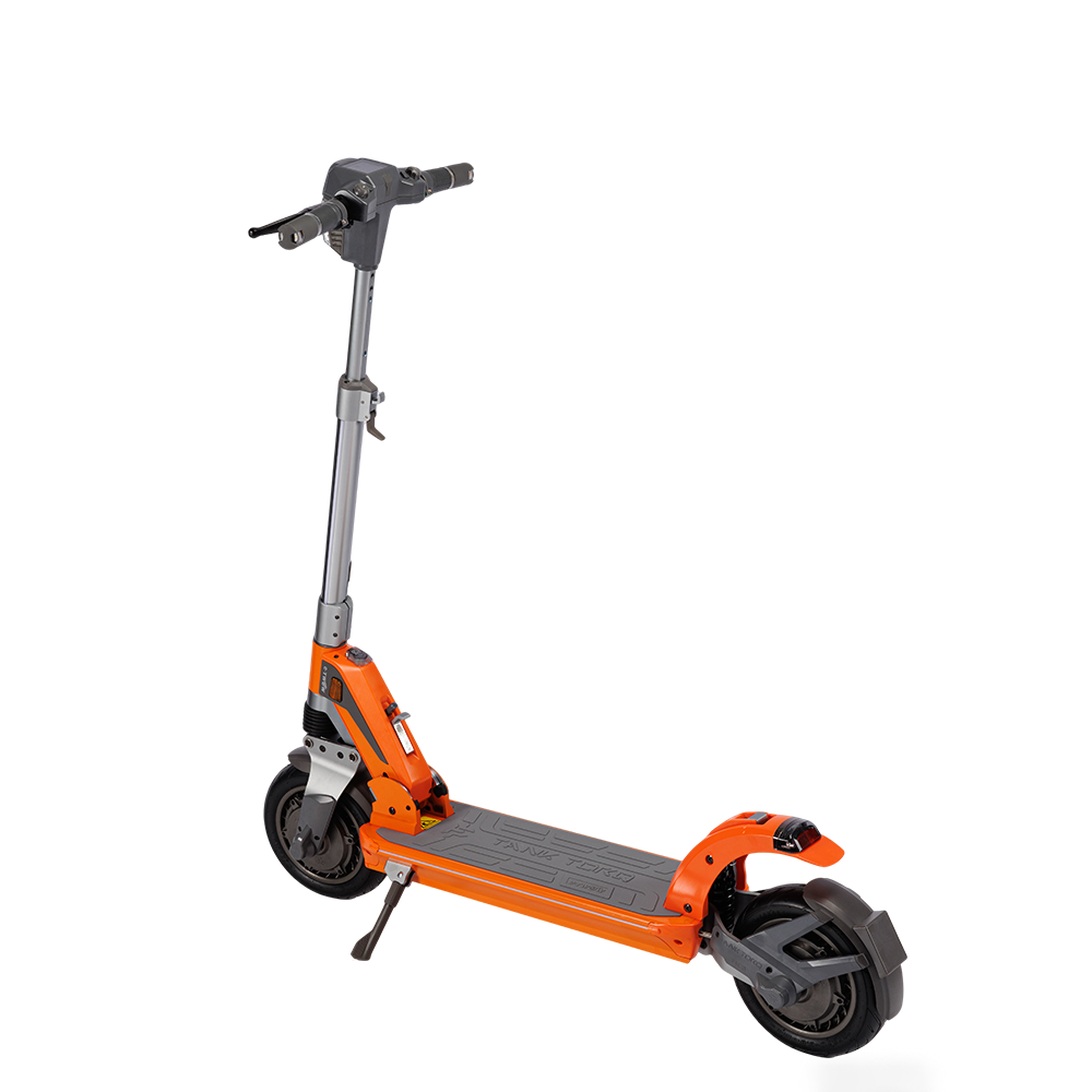 Pomarańczowa i szara hulajnoga elektryczna na białym tle. Hulajnoga ma czarną oponę i szarą platformę.