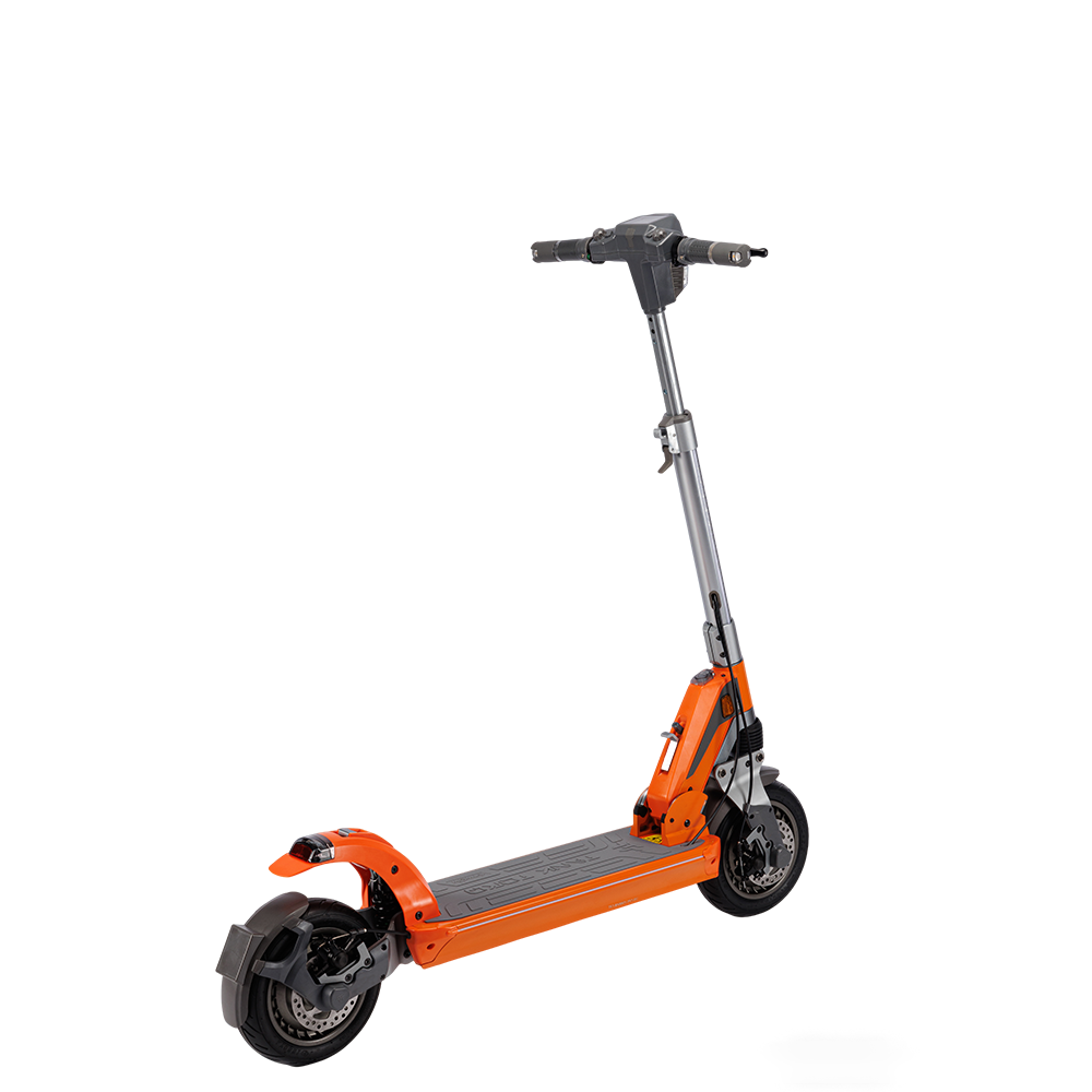 Pomarańczowa hulajnoga elektryczna na białym tle. Ma czarny pokład, srebrną kolumnę i czarną kierownicę. Koła są czarne.