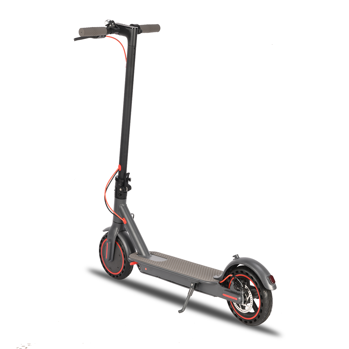 Szary skuter elektryczny z czerwonymi akcentami na białym tle. Ma czarną kierownicę i czerwone kable.