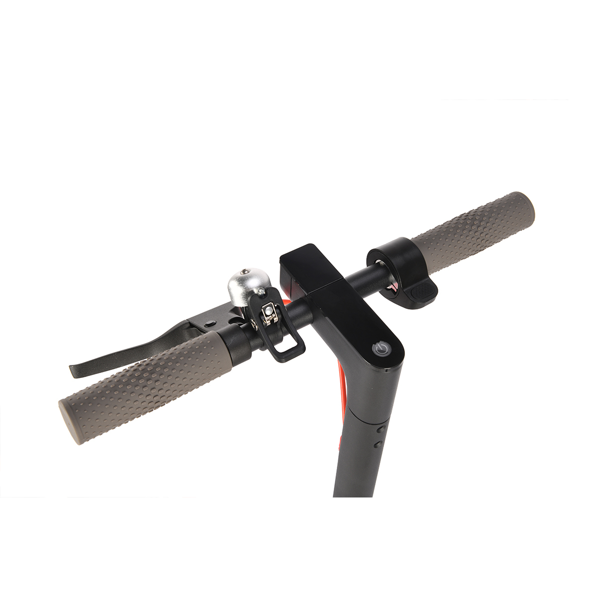 Zbliżenie na kierownicę hulajnogi elektrycznej. Posiada dzwonek, dźwignię hamulca, teksturowane uchwyty i przycisk zasilania na czarnym wsporniku.