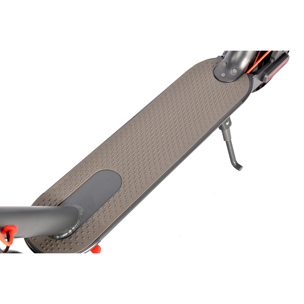 Zbliżenie na pokład skutera elektrycznego. Pokład jest brązowy z teksturowaną powierzchnią, widoczna podpórka.