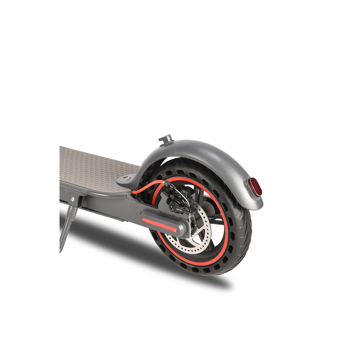 Zbliżenie na tył hulajnogi elektrycznej. Szary błotnik, czarna opona z czerwonymi akcentami, hamulec tarczowy i czerwone światło tylne.