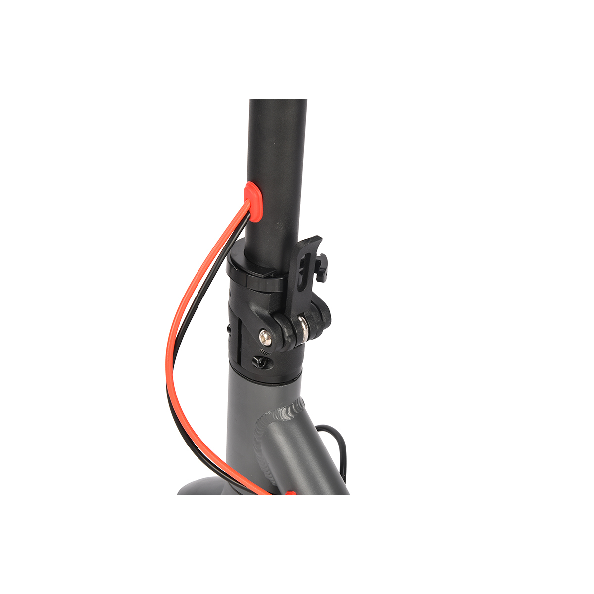 Zbliżenie kierownicy hulajnogi. Ma czerwone i czarne przewody, czarny zacisk i szarą ramę na białym tle.