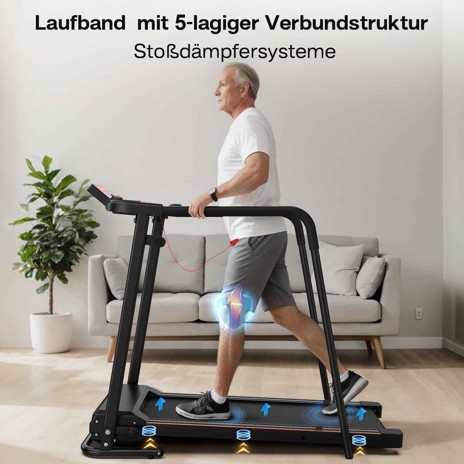 Ein älterer Mann geht auf einem Laufband. Das Laufband ist schwarz. Er trägt ein weißes Hemd und graue Shorts. Im Hintergrund ist eine Couch.