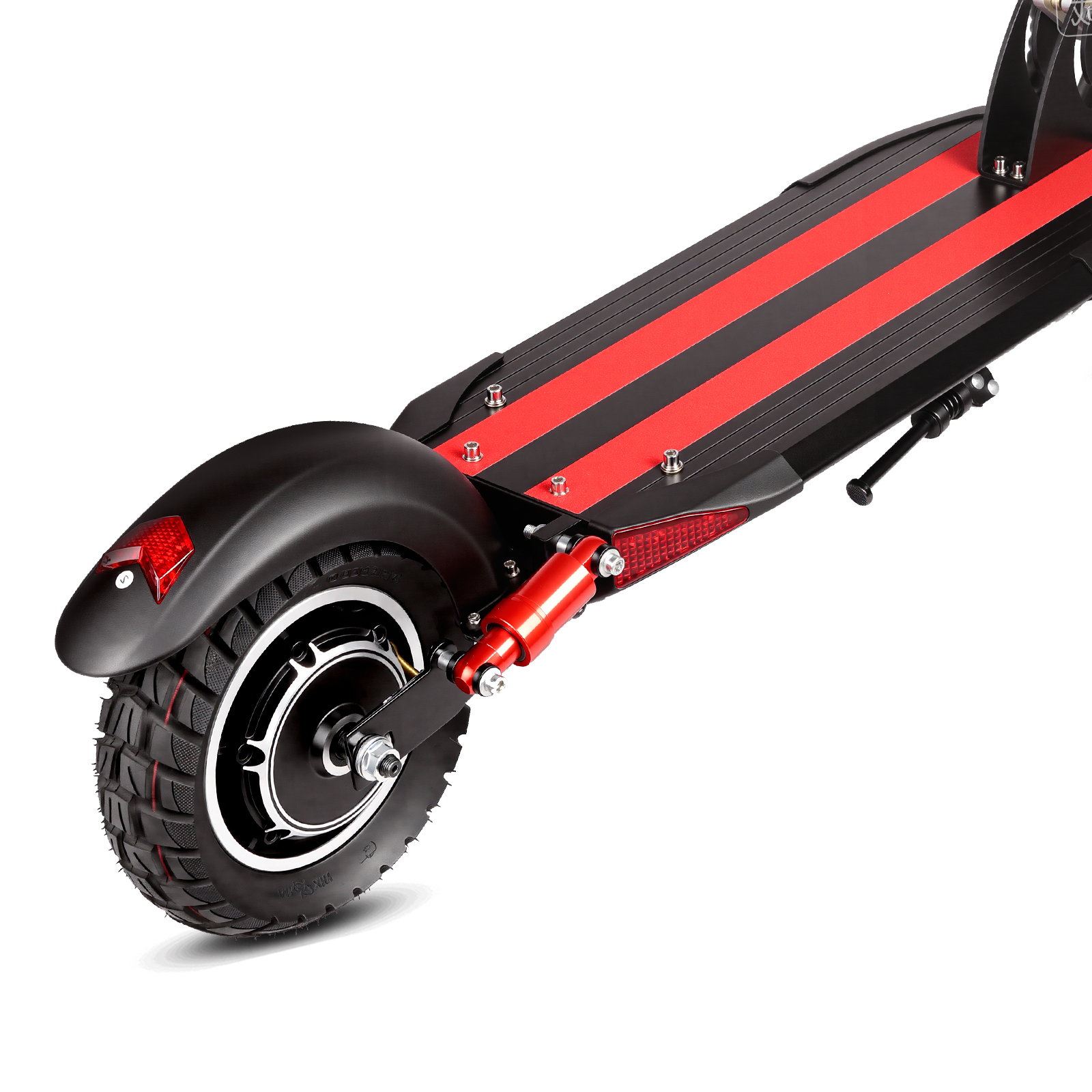 Czarna hulajnoga elektryczna. Czerwone paski na pokładzie, czarna opona, czerwone zawieszenie i czerwone światło tylne. Białe tło.