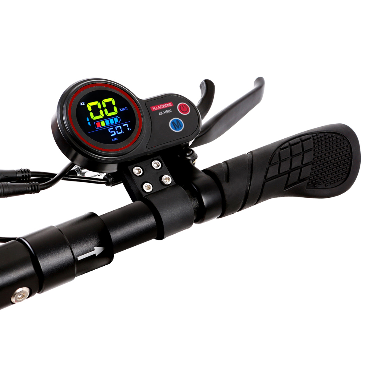 Zbliżenie kierownicy hulajnogi elektrycznej. Wyświetlacz cyfrowy pokazuje '00' km/h i poziom naładowania baterii. Czarny uchwyt z teksturowanym uchwytem, przyciskami i dźwigniami.