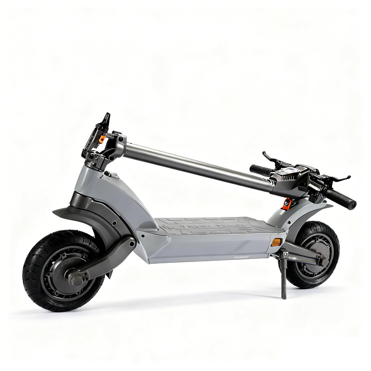 Szara hulajnoga elektryczna na białym tle. Ma duże opony i długą kierownicę. Hulajnoga jest złożona.