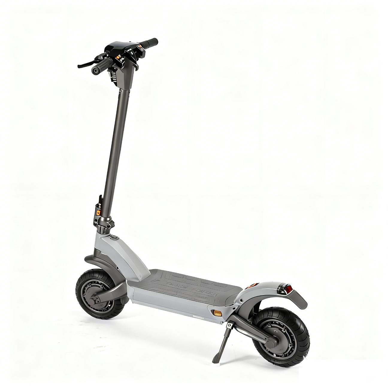 Szary skuter elektryczny na białym tle. Ma czarną kierownicę, dwa koła i podpórkę. Widoczna jest nazwa marki.