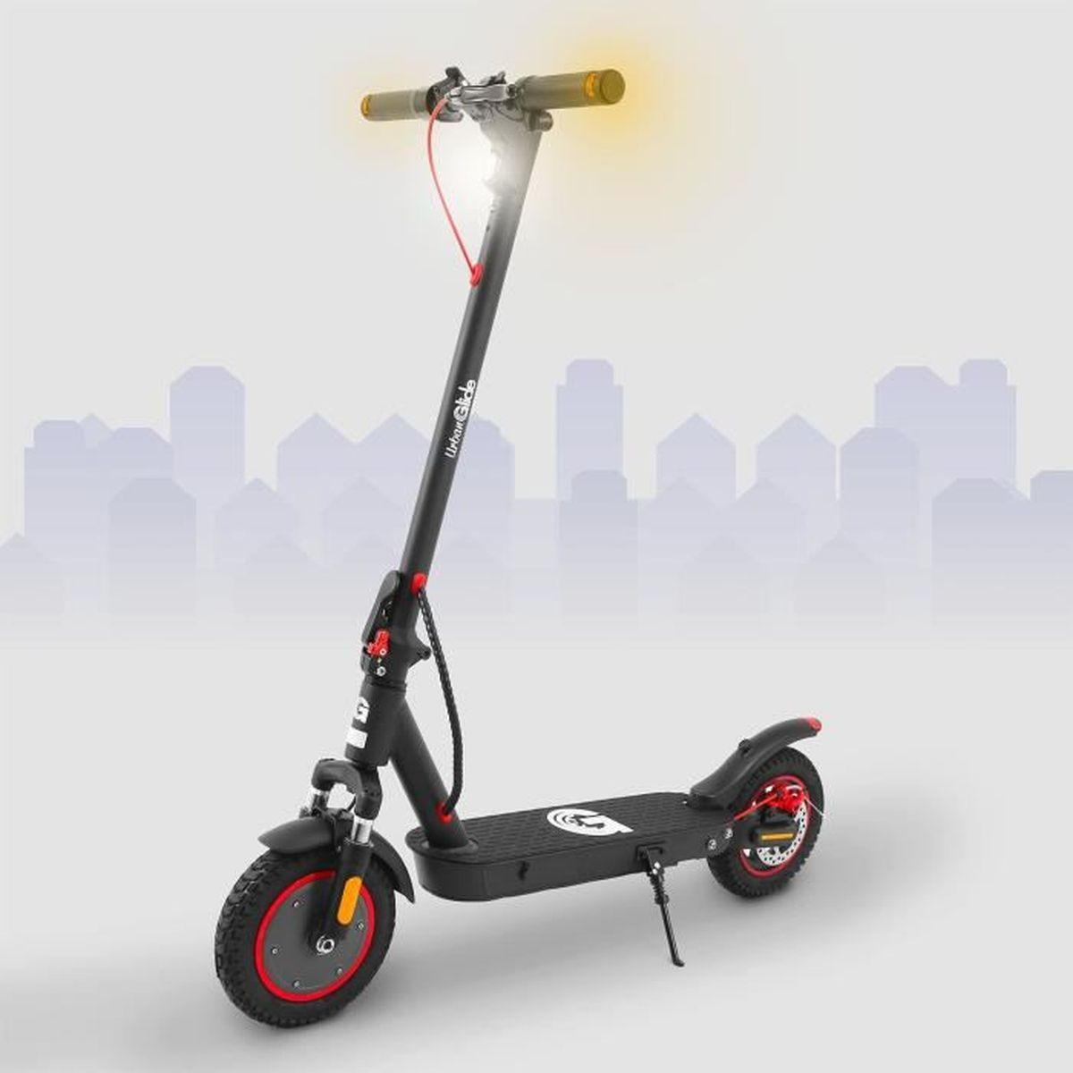 Trottinette électrique noire avec des accents rouges. Phare et feu arrière. Fond avec silhouette urbaine.
