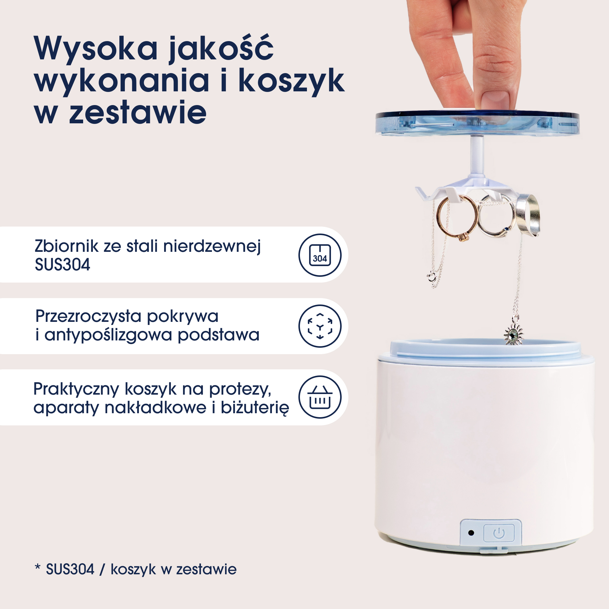 Biały organizer na biżuterię z niebieskimi akcentami, trzymający pierścionki i naszyjniki. Nad nim dłoń.