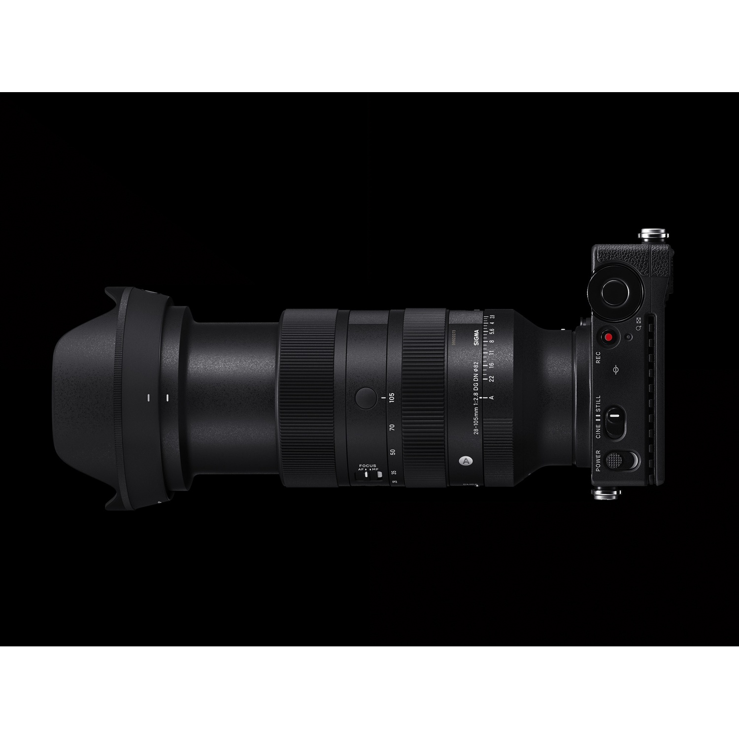 Czarny aparat z obiektywem na czarnym tle. Obiektyw oznaczony jest jako 'SIGMA 28-105mm 1:2.8 DG DN'.