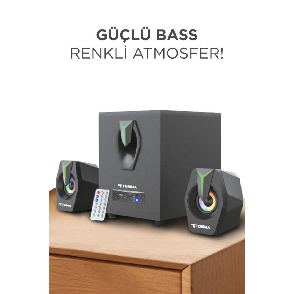 Ahşap yüzey üzerinde iki uydu hoparlörlü ve bir subwoofer'lı siyah bir hoparlör seti. Bir uzaktan kumanda görülüyor.