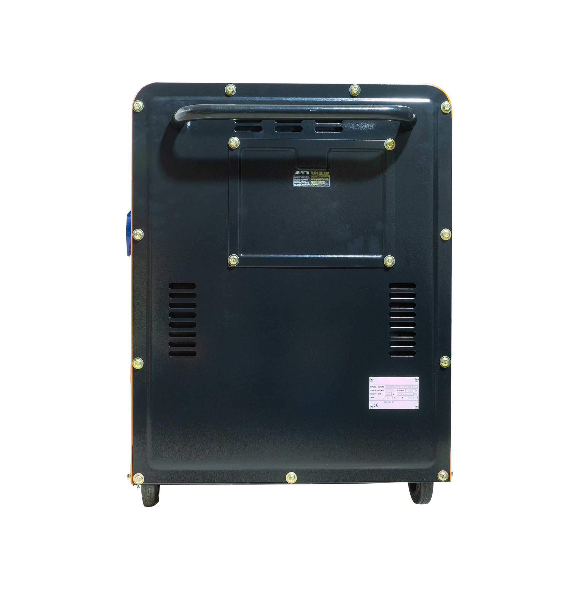 Vista trasera de un generador negro y naranja. Tiene asa, orificios de ventilación, etiqueta de especificaciones y ruedas.